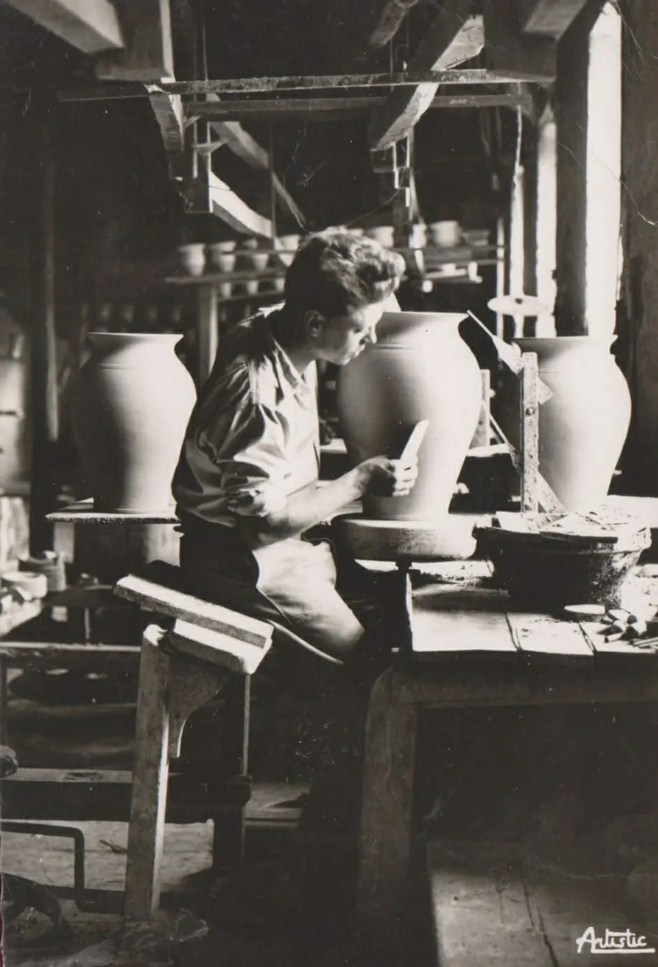 Photographie historique en noir et blanc d’un potier au travail