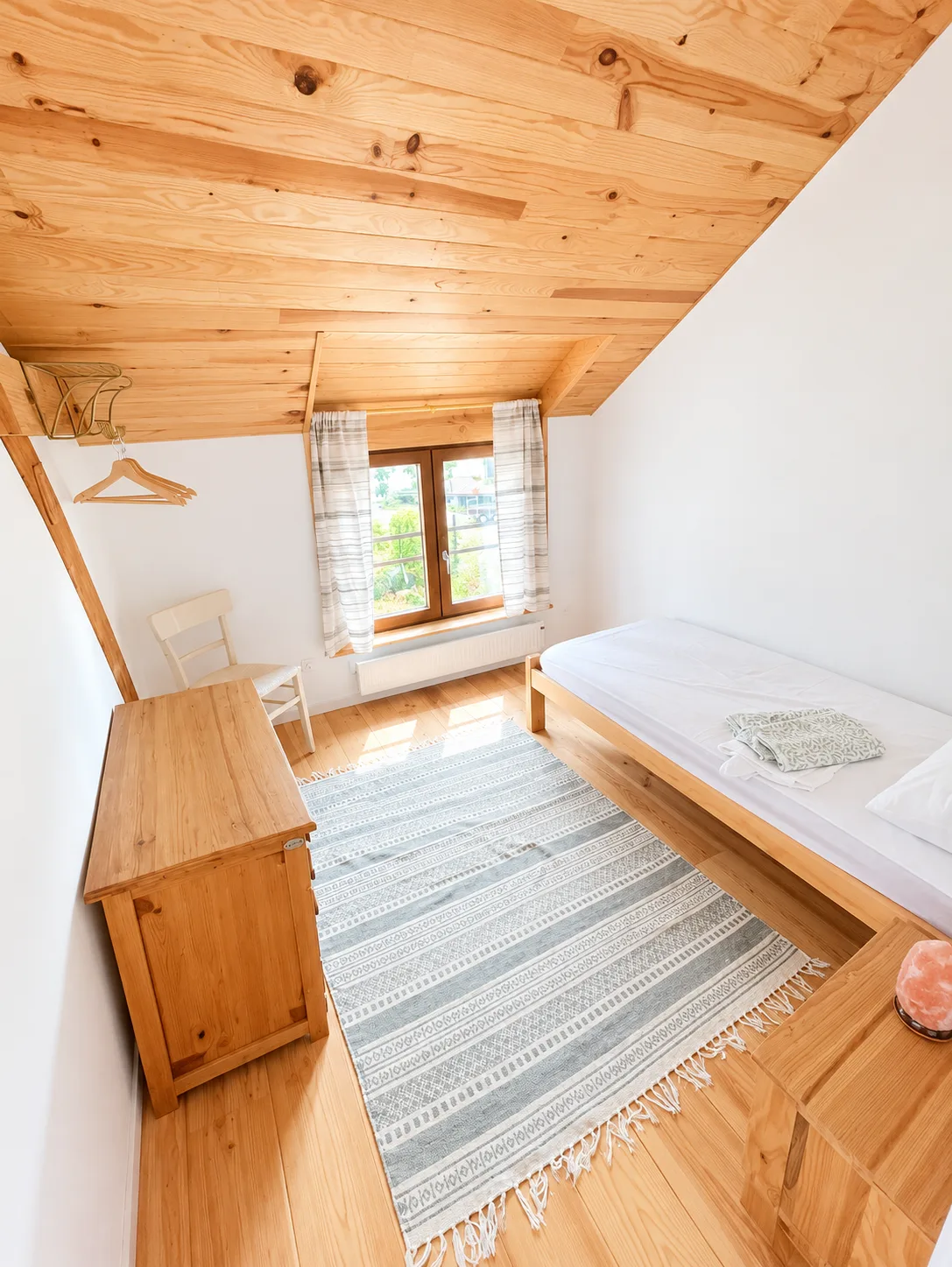 Chambre mansardée avec vue sur l’extérieur