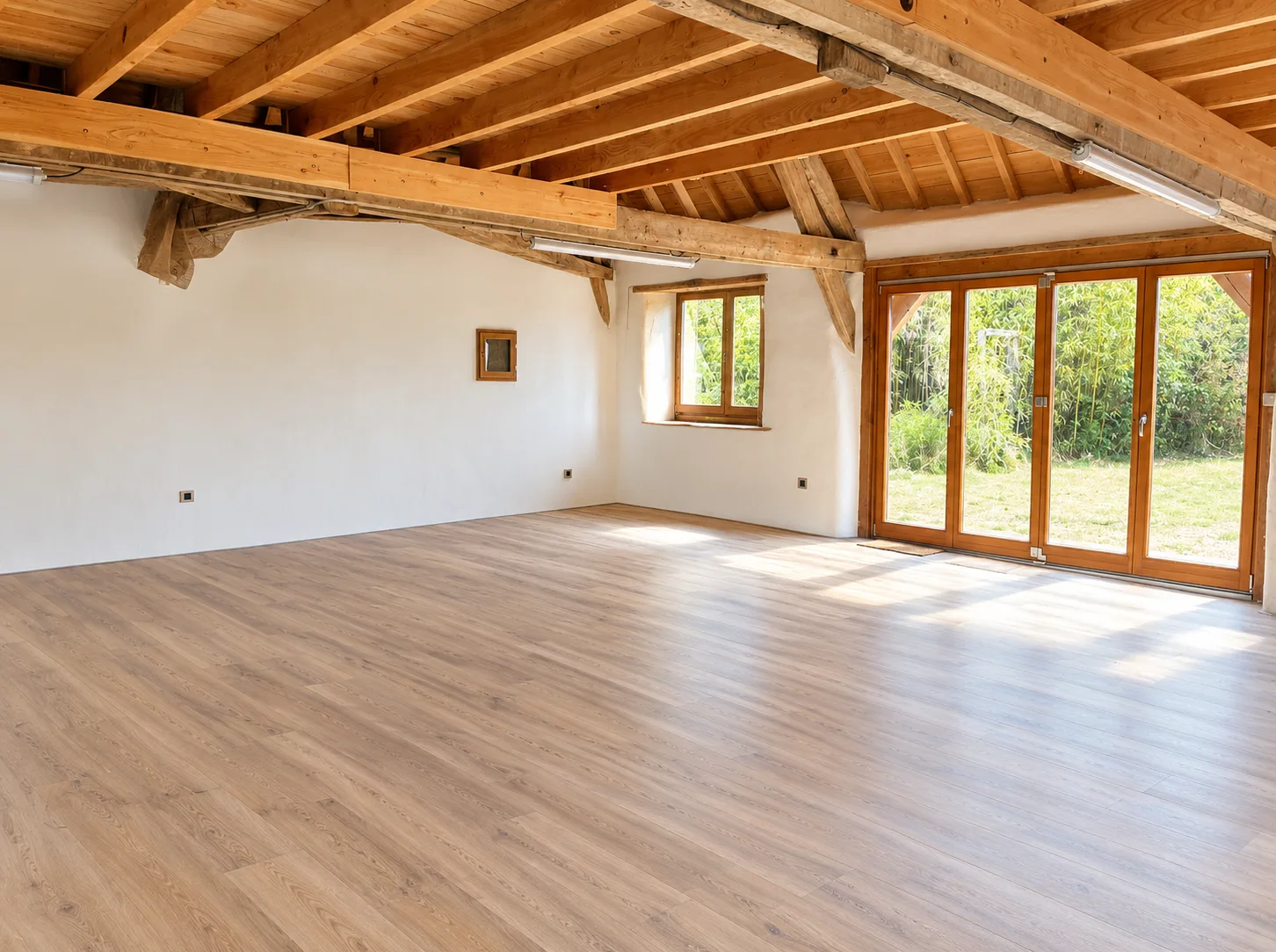 Salle de la Tuilerie ouverte sur le jardin, avec charpente en bois